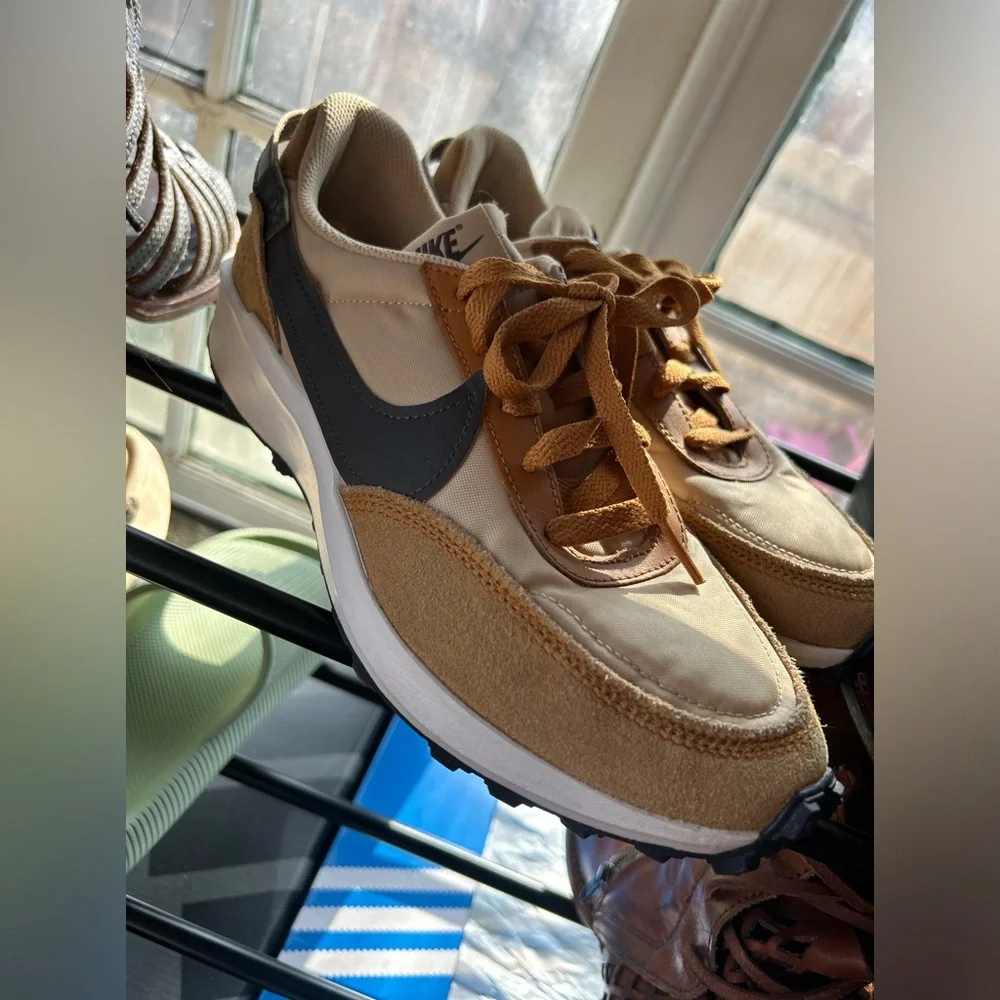 Nike - Picture 2 of 3